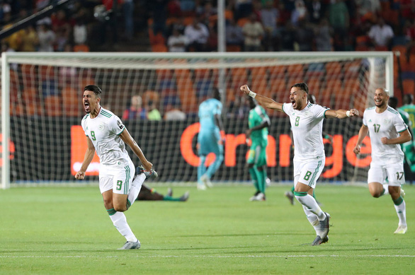  Niềm vui của Baghdad Bounedjah sau khi ghi bàn cho Algeria - Ảnh: REUTERS