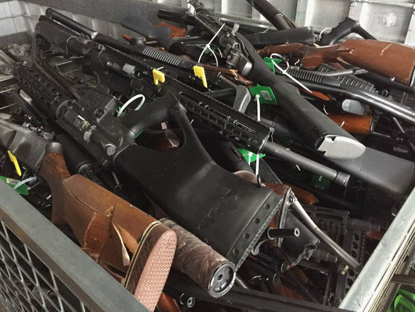   Ảnh chụp giỏ vũ khí đầu tiên được người dân giao lại trong ngày 13-7, ngày khởi động chương trình mua lại vũ khí của chính phủ - Ảnh: Cảnh sát New Zealand
