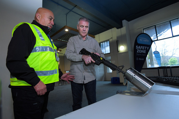  Cảnh sát diễn tập thu mua súng từ người dân trong buổi công bố kế hoạch mua lại vũ khí của Chính phủ New Zealand vào tháng 4-2019 - Ảnh: AFP