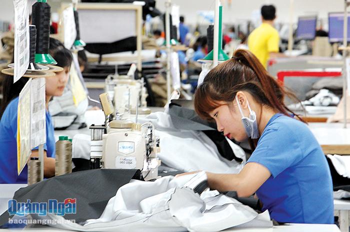 Công nhân may hàng xuất khẩu tại Công ty TNHH Millenium (VSIP Quảng Ngãi).