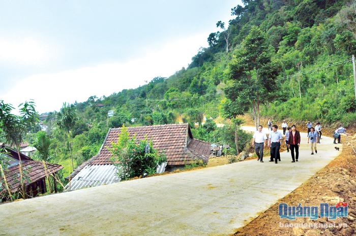 Để thu hút đầu tư du lịch ở núi Cà Đam (Trà Bồng), tỉnh đã đầu tư tuyến đường kiên cố, nhưng sau đó nhà đầu tư lại rút lui.