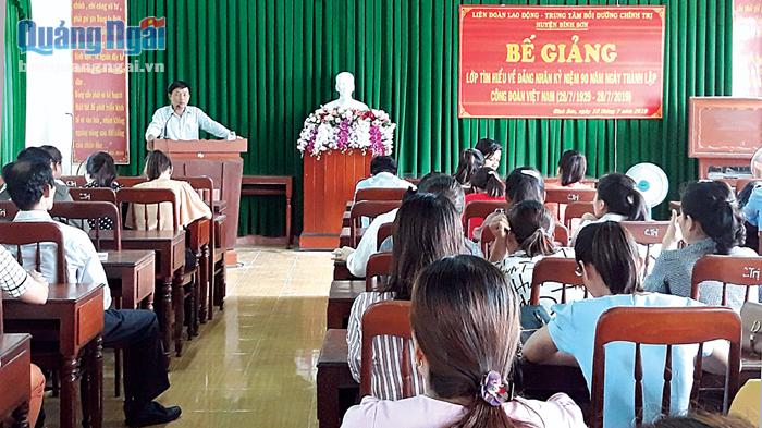 Lớp tìm hiểu về Đảng nhân kỷ niệm 90 năm Ngày thành lập Công đoàn Việt Nam ở huyện Bình Sơn.