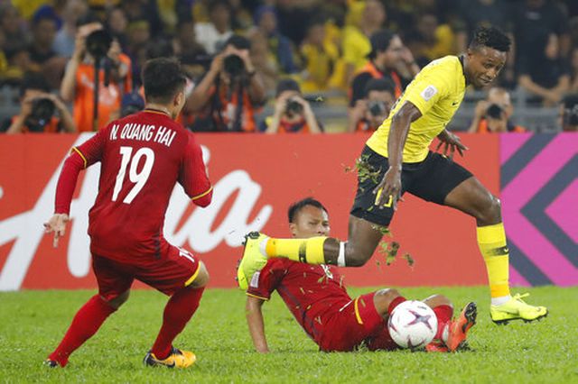  Những đối thủ như Malaysia (vàng) hay Thái Lan, Indonesia thực sự không dễ dàng với đội tuyển Việt Nam