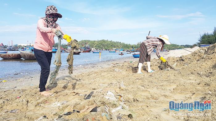 Người dân thôn Hải Ninh, xã Bình Thạnh (Bình Sơn), thu gom nilon, rác thải nhựa tại cửa biển Sa Cần.    