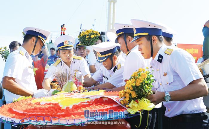 Vòng hoa tưởng niệm những liệt sĩ đã hy sinh tại nhà giàn DK1 Phúc Tần.