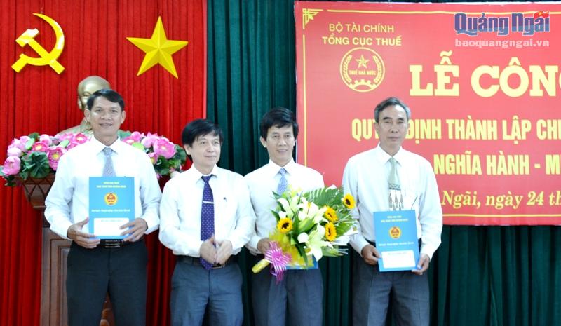 Lãnh đạo Cục Thuế tỉnh  trao các Quyết định tại buổi lễ