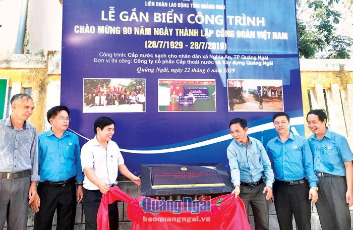 Lãnh đạo LĐLĐ tỉnh, lãnh đạo TP.Quảng Ngãi gắn biển công trình chào mừng 90 năm Công đoàn Việt Nam đối với công trình cấp nước sạch cho nhân dân xã Nghĩa An.     