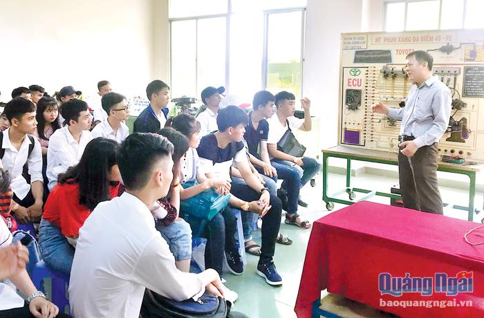  Học sinh thích thú khi được trải nghiệm thực tế tại Phân hiệu Trường Đại học Công nghiệp TP.Hồ Chí Minh tại Quảng Ngãi.