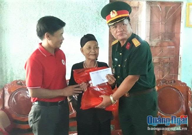 240 người có công với cách mạng trên địa bàn xã Long Sơn nhận quà từ Bộ chỉ huy Quân sự tỉnh