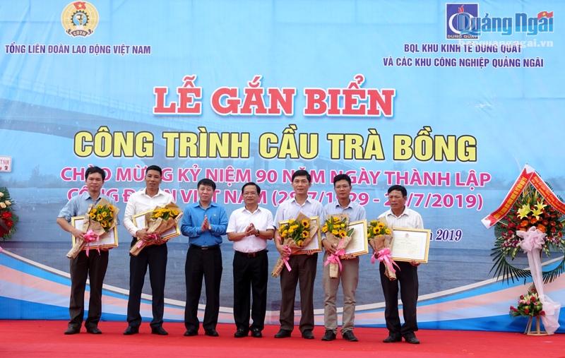 Tổng LĐLĐ Việt Nam khen thưởng cho các tập thể và cá nhân có đóng góp tích cực vào quá trình triển khai xây dựng công trình