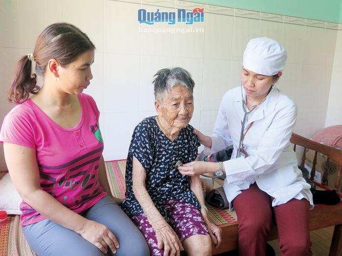 Đối tượng chính sách huyện Bình Sơn được khám chữa bệnh tại gia đình.
