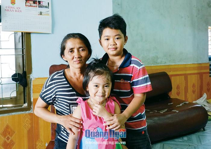 Bệnh u máu hoành hành, nhưng vì hai con nhỏ chị Dung vẫn ngày đêm cố gắng chạy xe ôm nuôi các con.