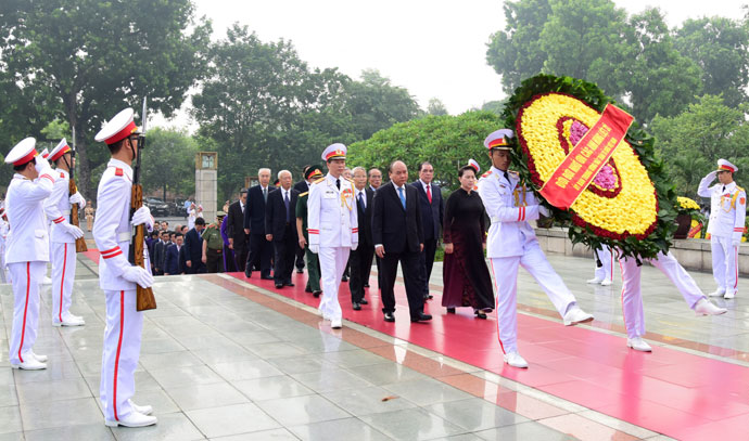 Đoàn lãnh đạo Đảng, Nhà nước dự Lễ dâng hương.