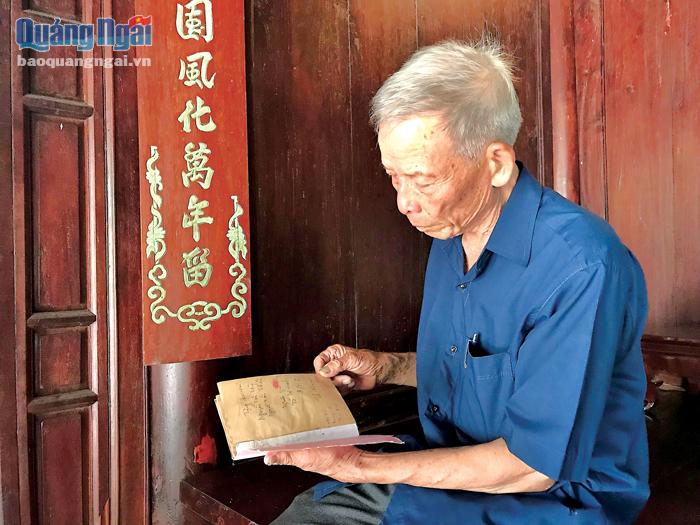 Ông Nguyễn Văn Vàng vẫn còn giữ tập thơ do nhà thơ Tế Hanh tặng năm 1981.