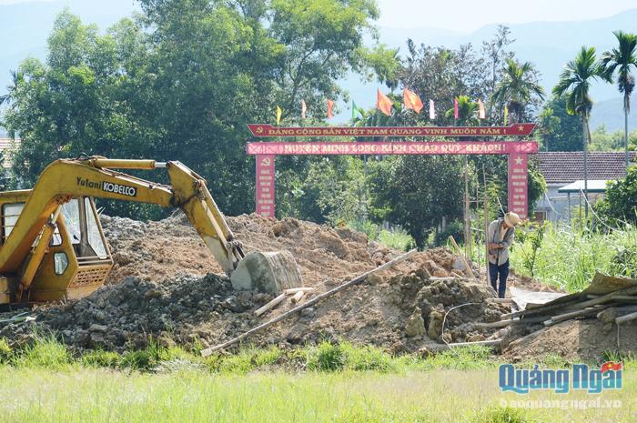 Cổng chào huyện Minh Long với vốn đầu tư 2 tỷ đồng từ ngân sách đang được triển khai xây dựng.