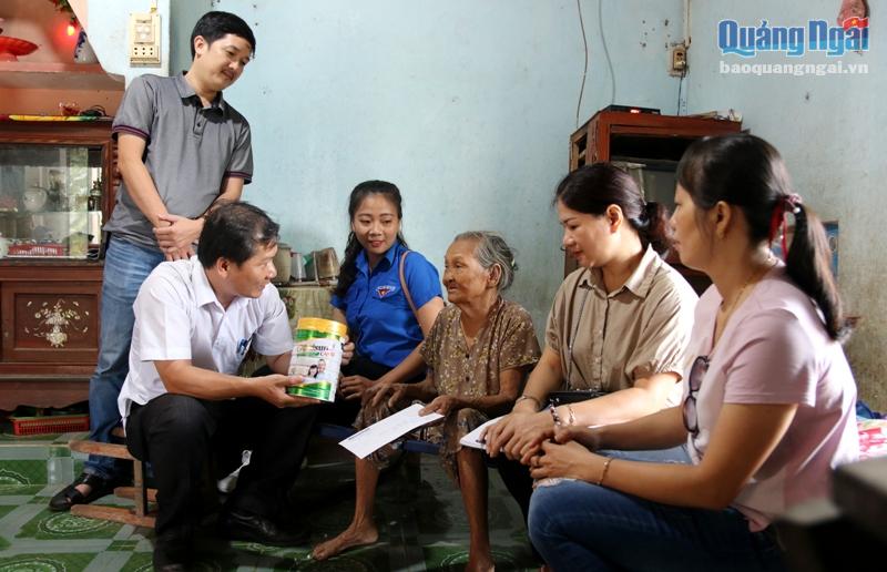  Lãnh đạo và phóng viên Báo Quảng Ngãi thăm tặng quà Mẹ VNAH Nguyễn Thị Đặt