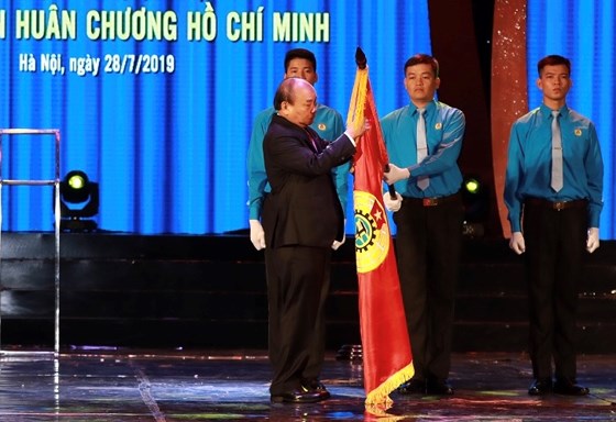 Thay mặt Đảng và Nhà nước, Thủ tướng Nguyễn Xuân Phúc trao tặng Huân chương Hồ Chí Minh cho tổ chức Công đoàn Việt Nam