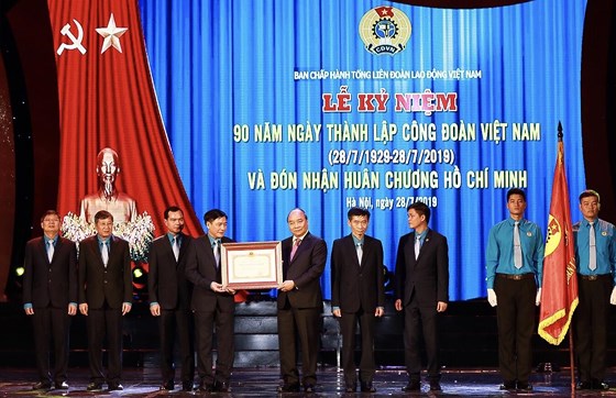 Tập thể Tổng Liên đoàn Lao động Việt Nam đón nhận phần thưởng cao quý của Đảng và Nhà nước trao tặng