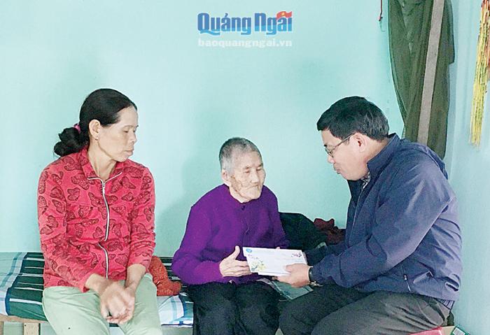 Đại diện lãnh đạo BHXH tỉnh thăm hỏi Mẹ VNAH Huỳnh Thị Ba, xã Phổ Văn (Đức Phổ).    