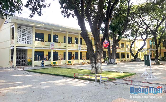 Trường Tiểu học Chánh Lộ (TP.Quảng Ngãi) quét vôi mới toàn bộ các phòng học và phòng chức năng.