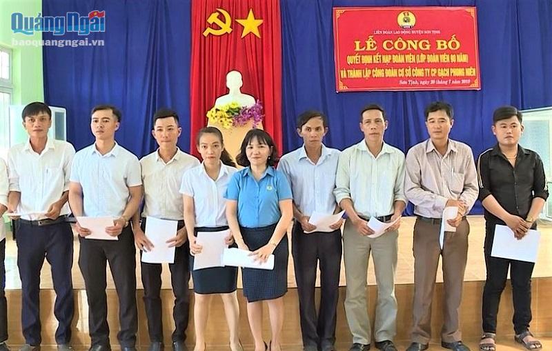 Công ty CP gạch Phong Niên vừa thành lập tổ chức công đoàn với hơn 50 đoàn viên công đoàn được kết nạp