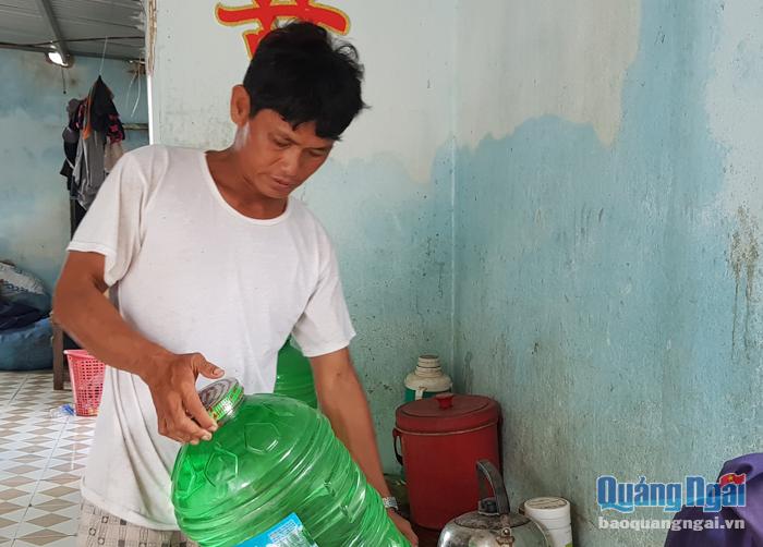 Nước giếng đột ngột nhiễm mặn khiến người dân thôn Sơn Trà, xã Bình Đông (Bình Sơn) phải mua nước về dùng.