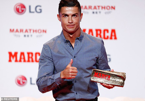 Ronaldo nhận giải thưởng Huyền thoại Marca - Ảnh: Reuters