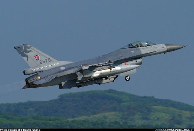  Tiêm kích F-16 của Đài Loan mang theo tên lửa chống hạm phóng trên không AGM-84 Harpoon. Ảnh: Airliners.