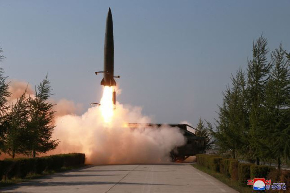  Hình ảnh một vụ phóng tên lửa trên sóng truyền hình của Triều Tiên ngày 26-7-2019 - Ảnh: YONHAP