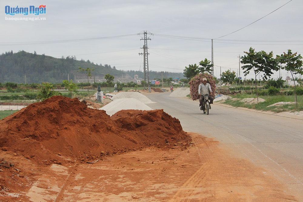 Đất cát đổ tràn lan trên tuyến đường Cồn An Vĩnh đi Trạm Rada (xã An Hải, huyện Lý Sơn)
