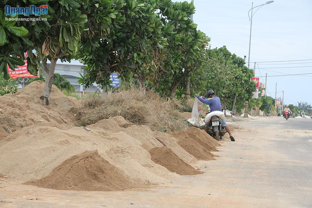Đất, cát đổ bên lề tuyến đường trung tâm huyện lỵ Lý Sơn