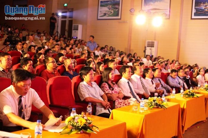 Lãnh đạo tỉnh đến dự tại đêm chung kết. Cuộc thi có sự quan tâm đông đảo người dân Quảng Ngãi. 