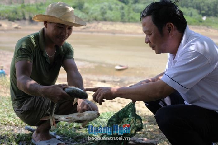 Du khách tìm hiểu về đời sống người dân ở vùng hồ Tôn Dung và chọn mua cá do người dân đánh bắt được từ hồ.