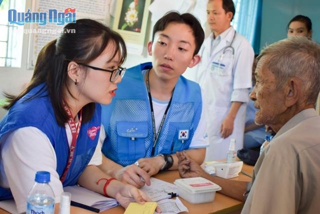 Các y bác sĩ Hàn Quốc khám bệnh, tư vấn và phát thuốc miễn phí cho khoảng 800 người tại huyện Bình Sơn, tỉnh Quảng Ngãi.