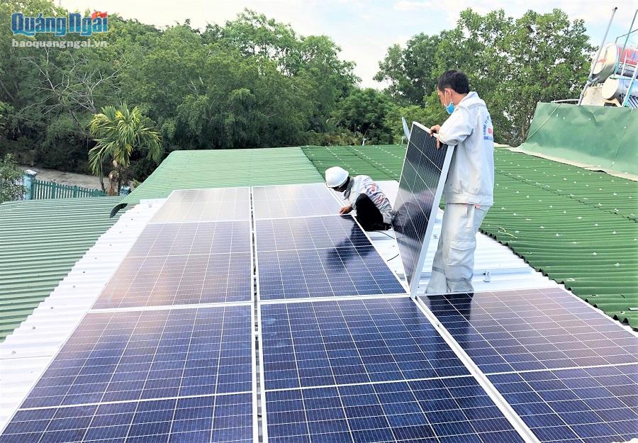 Hệ thống điện mặt trời áp mái ngày càng được nhiều hộ dân lựa chọn để tiết kiệm chi phí và bảo vệ môi trường