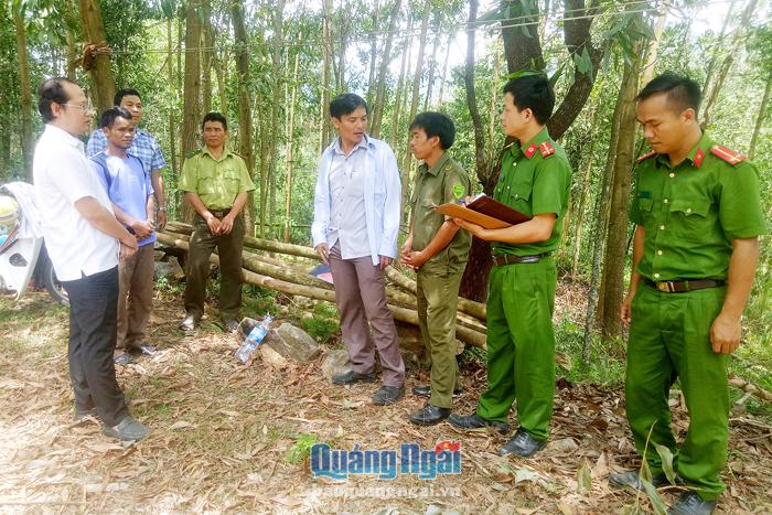 Các lực lượng chức năng phối hợp tuyên truyền phòng ngừa cháy rừng ở xã Trà Lâm (Trà Bồng).