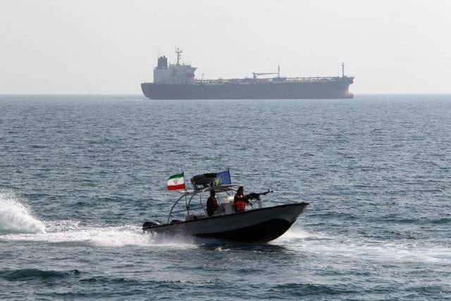  Tàu dầu Iraq bị bắt gần đảo Farsi (Ảnh: Aljazeera)