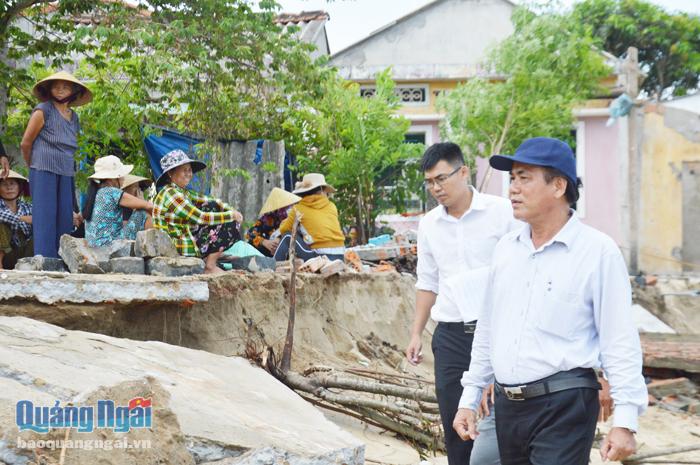 Phó Chủ tịch UBND TP.Quảng Ngãi Võ Quang kiểm tra tình hình sạt lở ở xóm Khê Tân, xã Tịnh Khê.