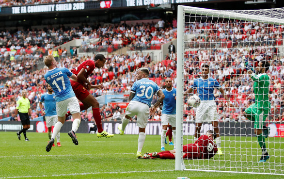   Pha đánh đầu ghi bàn của Matip cho Liverpool - Ảnh: REUTERS