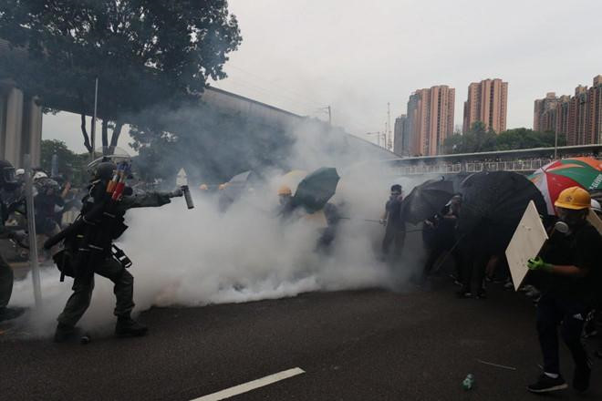 Cảnh sát sử dụng hơi cay để trấn áp người biểu tình. Ảnh: South China Morning Post.