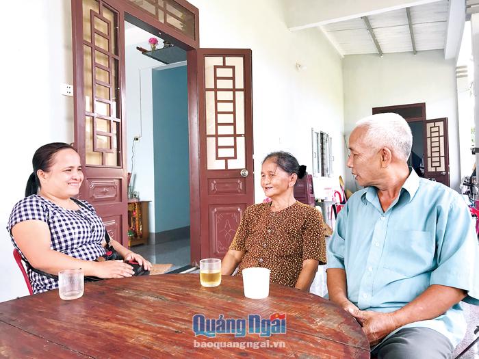 Gia đình ông Lê Văn Út trò chuyện cùng cán bộ xã trong căn nhà mới.