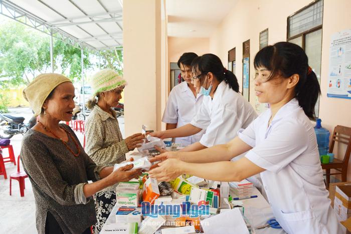 Các y, bác sĩ Bộ CHQS tỉnh khám bệnh, cấp phát thuốc cho người dân tại xã Long Sơn (Minh Long).