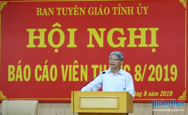 Trưởng Ban Tuyên giáo Võ Văn Hào thông tin các vấn đề thời sự trong tỉnh, trong nước và quốc tế đến các đại biểu