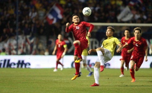 Tuyển Việt Nam (áo đỏ) chạm trán tuyển Thái Lan tại King's Cup 2019 - Ảnh tư liệu