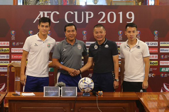 HLV Chu Đình Nghiêm (thứ hai từ phải qua) cho biết Hà Nội quyết giành chiến thắng trước Bình Dương trong trận chung kết lượt về AFC Cup 2019 khu vực Đông Nam Á - Ảnh: NAM KHÁNH