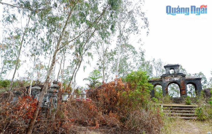 Hiện trạng di tích lịch sử, văn hóa quốc gia núi Phú Thọ, ở xã Nghĩa Phú (TP.Quảng Ngãi).         ẢNH: ĐĂNG SƯƠNG