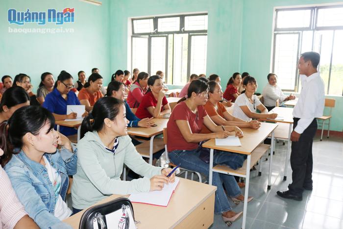 Giáo viên công tác tại huyện Sơn Hà tham gia lớp bồi dưỡng tiếng Hrê. 
