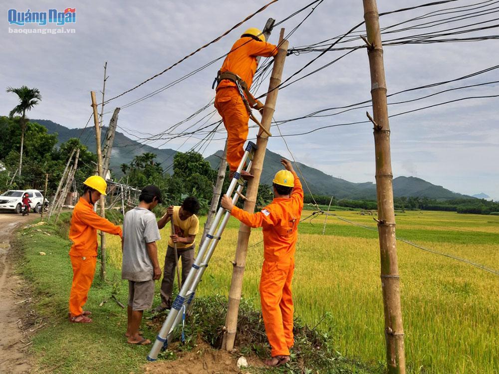 áng 7.8, công nhân kỹ thuật Điện lực Sơn Hà đã hỗ trợ người dân Sơn Kỳ dựng lại trụ, kéo dây đưa điện an toàn về nhà an toàn