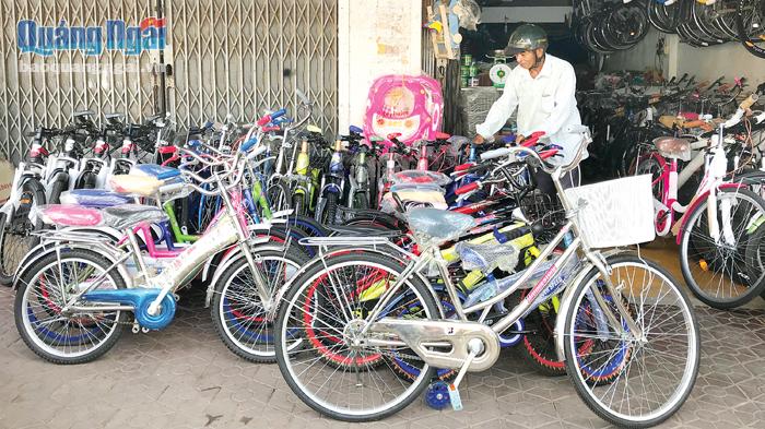 Xe đạp được bày bán khá đa dạng tại các cửa hàng.