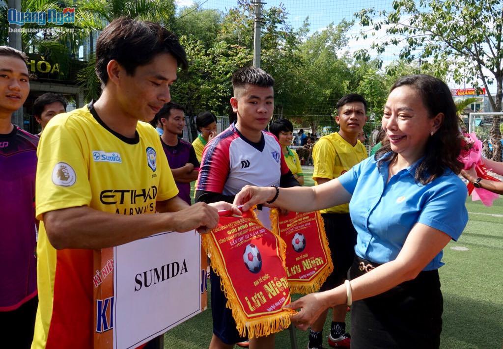 Lãnh đạo Công đoàn KKT Dung Quất và các KCN Quảng Ngãi trao cờ và hoa động viên các đội bóng tham dự giải